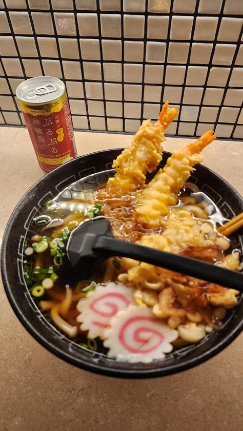 Tsuyu base soup with spring onion, tempura prawn, and narutomaki with udon by KiLoDehhh The post Prawn Udon + Hakutsuru Sparkling Jelly Apple Sake appeared first on Alo Japan. Japanese Food Udon, Udon Aesthetic, Mmm Chezburger, Prawn Tempura, Tempura Udon, Japanese Noodle Dish, Japanese Udon, Udon Soup, Japenese Food