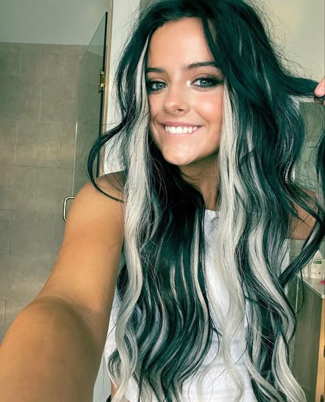 Black Hair Underneath, Jessie Murph Concert, Hair Checklist, Country Girl Hair, New Hair 2023, Black With Blonde, Black With Blonde Highlights, Underdye Hair, Hair Color Palette