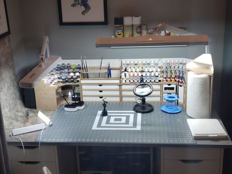 Miniature painting desk Craft Area Organization, Craft Storage Diy, Painting Desk, Warhammer Painting, Miniatures Painting, Hobby Desk, Miniature Desk, Painting Miniatures, Desk Inspiration