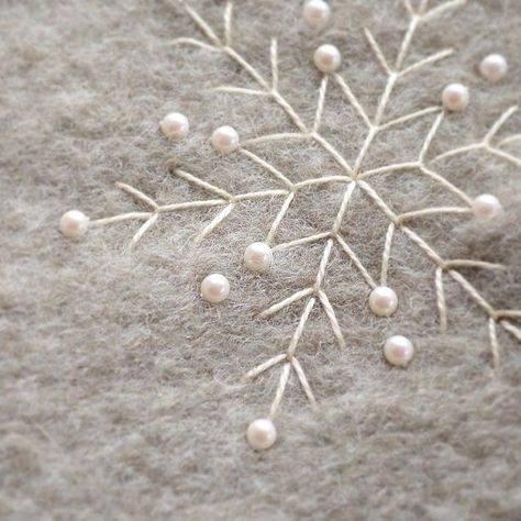 Snowflake Embroidery, Felt Christmas Decorations, Felt Decorations, 자수 디자인, Felt Christmas Ornaments, Christmas Sewing, Christmas Embroidery, Hand Embroidery Patterns, Embroidery Inspiration