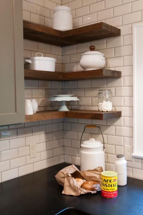 Kitchen Corner Storage, Corner Shelf Ideas, Floating Kitchen Shelves, Corner Kitchen Cabinet, White Tile Backsplash, Floating Shelves Kitchen, Floating Corner Shelves, Regal Design, Corner Storage