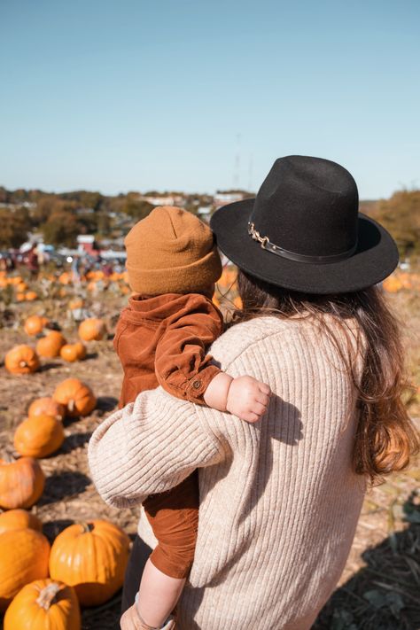 Baby Holiday Pictures, Mom And Me Photos, Fall Baby Pictures, Pumpkin Patch Photoshoot, Pumpkin Patch Pictures, First Halloween Costumes, Fall Photo Shoot Outfits, Pumpkin Pictures, Baby First Halloween