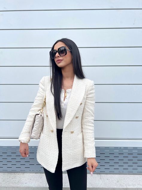 Zara White Blazer Outfit, White Boucle Blazer Outfit, Lente Outfit, White Blazer Outfits, Blazer Zara, Outfit Blazer, Grad Outfits, Zara Blazer, Chic Blazer