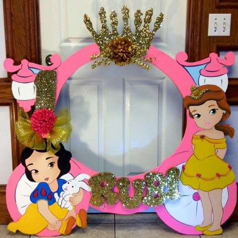 Birthday party photo frame How To Make Selfie Photo Frame, Disney Selfies Ideas, Simple Party Ideas, Birthday Cake Princess, Baby Princess Party, Picture Frames For Parties, Ideas For Birthday Cake, Party Photo Frame, Cake Princess