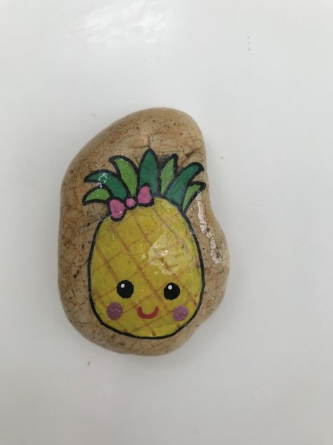 Pineapple Rock Painting, Rock Fruit Painting Ideas, Pineapple Painted Rocks, Hawaiian Painted Rocks, Hawaii Rock Painting Ideas, Painted Rocks Fruits And Vegetables, Pineapple Painting, Rock Gifts, Pet Rocks