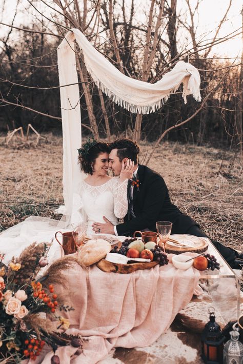 Picnic Table Photoshoot, Elopement Backdrop, Outdoor Vow Renewal, Picnic Wedding Ideas, Snacks Wedding, Midwest Elopement, Wedding Picnic Reception, Elopement Picnic, Picnic Elopement