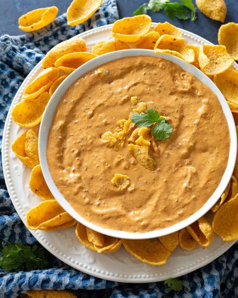 Chili Cream Cheese Dip Cabin Appetizers, Crockpot Apps, Best Bean Dip, Chili Cream Cheese Dip, Pork Soup Recipes, Chili Cheese Dip, Savory Dips, Sunday Food, Bean Dip Recipes