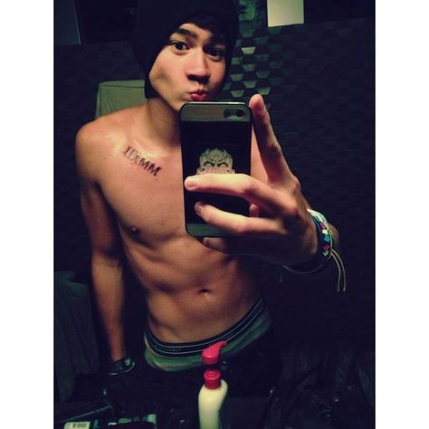 Calum Hood (5SOS) first tattoo ❤ liked on Polyvore Michael Clifford Shirtless, Calum Hood Imagines, Cal Bears, Calum Thomas Hood, Haikou, Five Seconds Of Summer, Michael Clifford, Calum Hood, 1d And 5sos