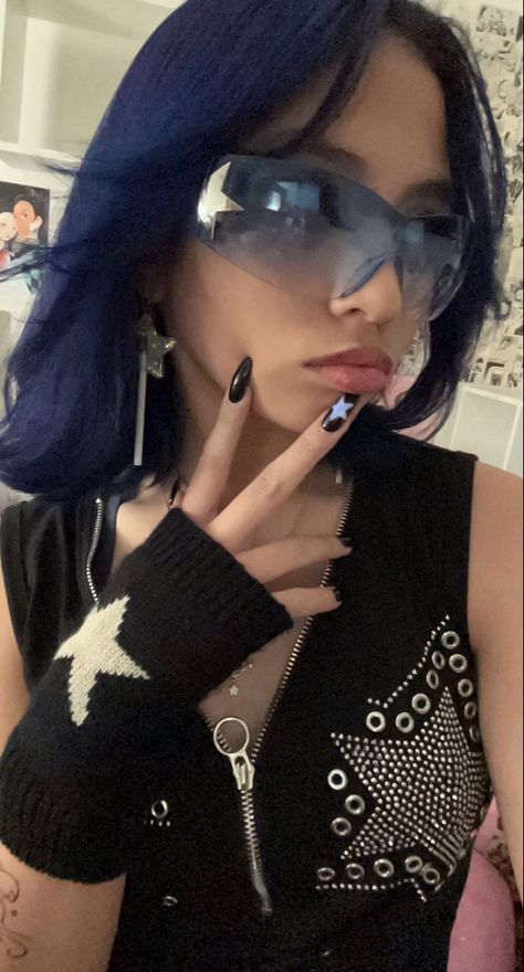 Y2k Glasses Aesthetic Outfit, Star Shades Y2k, Y2k Star Glasses Outfit, Y2k Outfits Glasses, Y2k Cybercore Aesthetic Outfits, Y2k Star Glasses, Stargirl Glasses, Star Glasses Outfit, Star Glasses Aesthetic