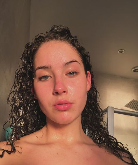 Hairstyles After Shower Wet Hair, Wet Hair Curls, Instagram Aesthetic Ideas, Wet Curls, Random Story, Beach Curls, Hair Curls, Beauty Make-up, Curl Pattern