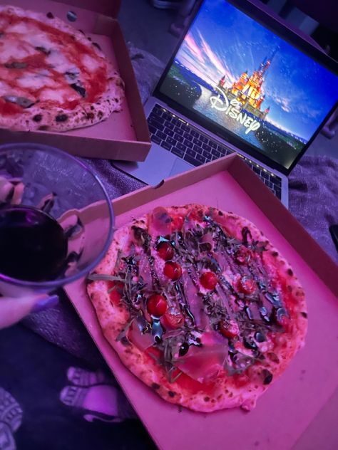 Sleepover Movies, Pizza Movie Night, Pizza And Movie Night, Disney Pizza, 17th Birthday Party Ideas, Birthday Sleepover Ideas, Teen Sleepover, Birthday Sleepover, Disney Marathon