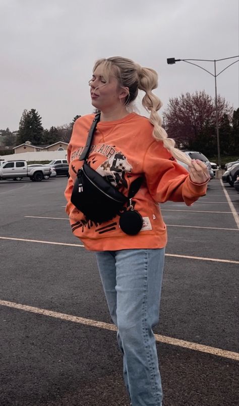 Woman in parking lot casual outfit with Fanny pack Belt Bag Outfit Casual, Fanny Pack Outfit Summer, Belt Bag Outfit Street Style, Belt Bag Outfit Summer, Fanny Pack Outfit Street Styles, Bobble Ponytail, Fanny Pack Outfit, Style Belt Bag, Hairstyle Ponytail