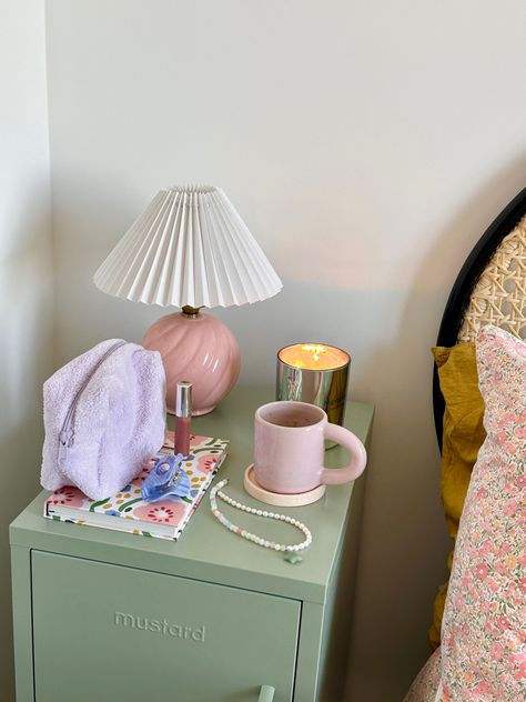 Aesthetic Bedside Table Decor, Aesthetic Bedside Table, Pretty Lamps, Girl Bedside Table, Cute Trinkets, Makeup Pouches, Bedside Table Decor, Floral Makeup, Anna Nina