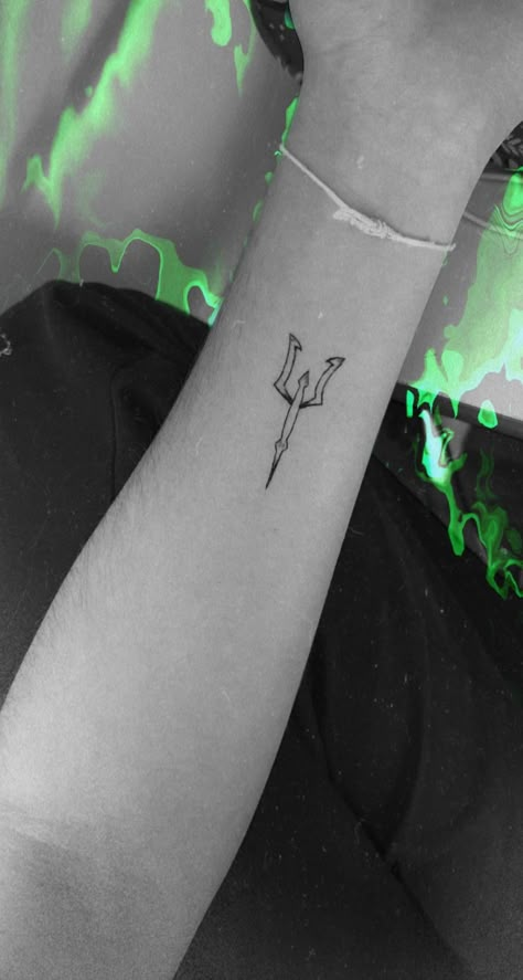 Percy's tridente Percy Jackson Minimal Tattoo, Finnick Odair Trident Tattoo, Percy Jackson Trident Tattoo, Riptide Tattoo Percy Jackson, Subtle Fandom Tattoos, Tattoo Ideas Percy Jackson, Percy Jackson Tatoos Ideas, Percy Jackson Inspired Tattoos, Trident Tattoo Feminine