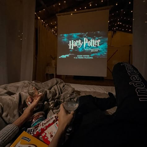 Harry potter/ couple/ lights Couple Watching Movie Aesthetic, Harry Potter 3rd Movie, All-nighter Aesthetic, Couples Movie Night, Romantic Movie Night, Harry Potter Couples, Harry Potter Movie Night, Movie Night Party, Night Couple