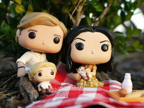 You MUST SEE these adorable custom made Mockingjay Part 2 Epilogue Katniss Everdeen and Peeta Mellark & Toast Babies Funko Pops by ProneToObsess on Tumblr. She takes commissions if you want your own! http://pronetoobsess.tumblr.com/post/140750925056/epilogue-custom-everlark-children-funko-pop-set Eating Games, Pop Figurine, Funko Pop Dolls, Hunger Games Fandom, Katniss And Peeta, Funko Pop Collection, Pop Vinyl Figures, Hunger Games 3, Hunger Games Series