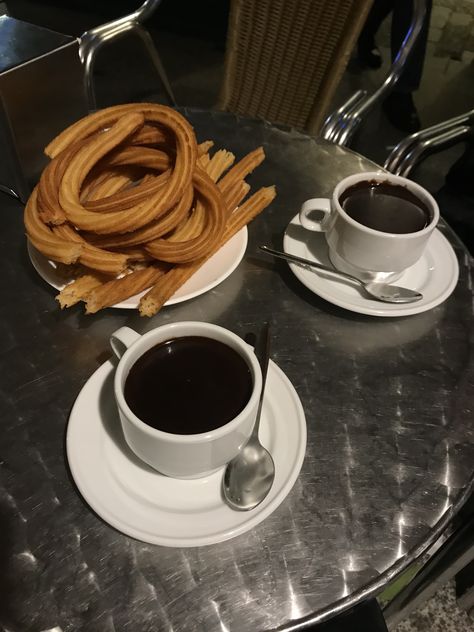 Churros Madrid, Chocolate Churros, Spanish Food, Sweet Recipes, Spain, Dessert Recipes