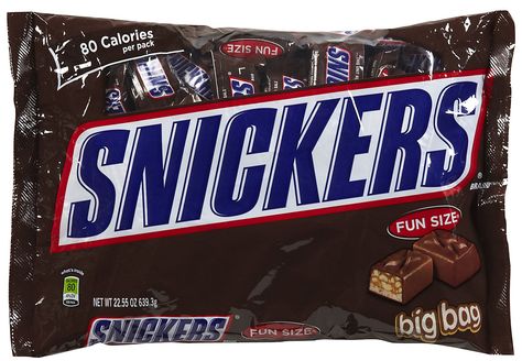 Snickers Fun Size 18g - 4.5 McVities Snickers Flapjack 34g Bar - 8 Snickers Ice-cream bar 53ml 8.5 Snickers  Snack size 44g - 11 Snickers  Standard - 15 Worst Halloween Candy, Mars Chocolate, Snickers Chocolate, Snickers Candy, Snickers Bar, Junk Food Snacks, Chocolate Candy Bar, Candy Brands, Fun Size