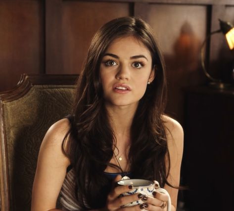 Pll Hair, Aria Montgomery Hair, Aria Montgomery Aesthetic, Pretty Little Liars Aria, Jessica Day, Aria Montgomery, Lucy Hale, Tv Girls, Celebrity Look