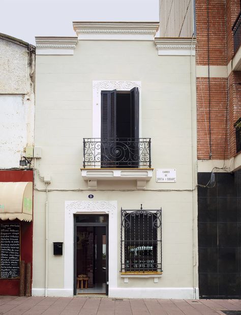 Una casa modernista transformada en un oasis de lujo austero | Architectural Digest España Architectural Digest, Oasis, Garage Doors, Barcelona, Editorial, Fireplace, Patio, Outdoor Decor, Patios