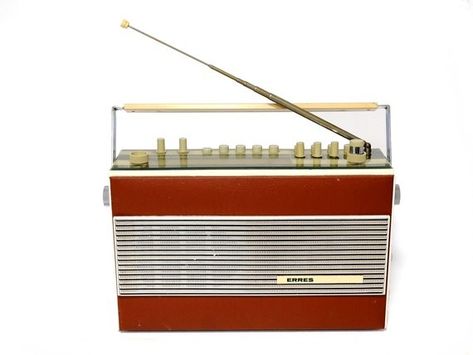 70s Radio, Radio Play, 70s Look, Cocktail Chair, Portable Radio, Vintage Radio, Sounds Good, Wood Cabinets, Vintage Wood