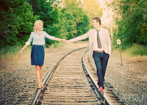 Railroad Photoshoot, Pre Wedding Photoshoot Outdoor, Romantic Engagement Photos, Summer Engagement Photos, Engagement Pictures Poses, Couple Picture Poses, Engagement Photo Poses, Couple Photoshoot Poses, Foto Poses