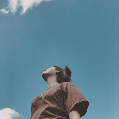 #photography #sky #photoshoot Look Up In The Sky, Photography Poses With Sky, Looking At Sky Pose, Looking Up At The Sky, Looking Up At Sky, Sky Portrait, Looking At The Sky, Person Looking Up At Sky, Sky Model Photography