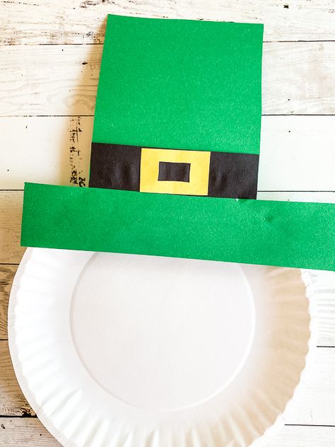 Sant Patrick, Leprechaun Craft, Saint Patricks Day Art, Paper Plate Craft, March Crafts, St Patricks Crafts, St Patricks Day Crafts For Kids, St Patrick Day Activities, Toddler Arts And Crafts