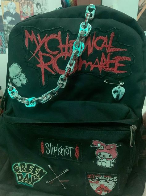 Emo Converse Diy, Emo Backpacks Diy, Bagpack Outfit Style, Emo Backpack, Alternative Backpack, Emo Bag, Scene Backpack, Diy Emo Clothes, Patches Backpack