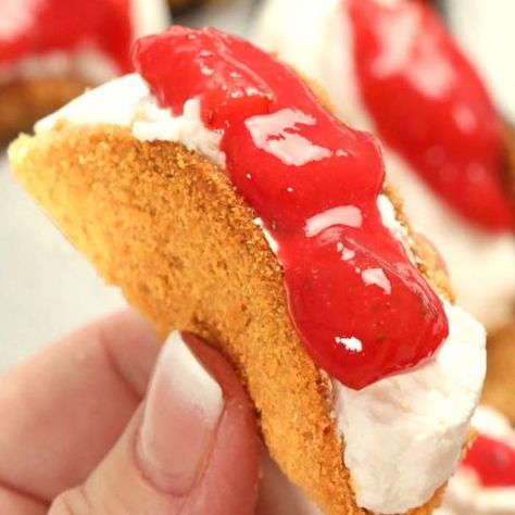 Strawberry Cheesecake Tacos - Sugar Apron Strawberry Tacos, Strawberry Cheesecake Tacos, Cheesecake Tacos, Cinnamon Sugar Tortillas, Dessert Taco, Cake With Cinnamon, Homemade Apple Pie Filling, Dessert Shots, Cinnamon Cream Cheese