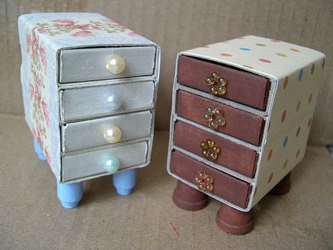 Matchbox Drawers Barbie House Furniture, Matchbox Crafts, Diy Barbie House, Doll Furniture Diy, Diy Barbie Furniture, Paper Doll House, Diy Doll Miniatures, Diy Xmas Gifts, Diy Dollhouse Furniture Easy