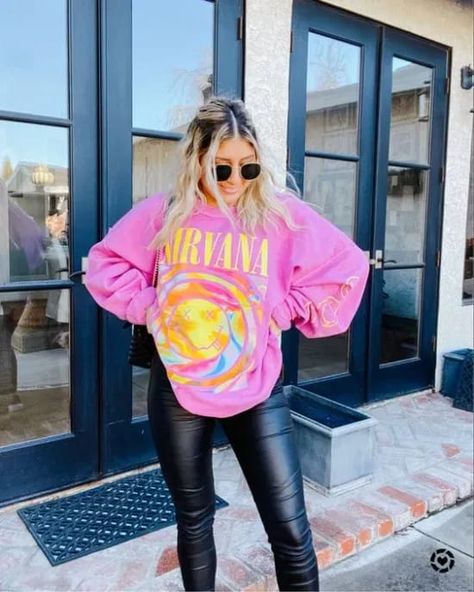 Urban Outfitters Nirvana Sweatshirt, Nirvana Crewneck Outfit, Nirvana Sweatshirt Outfit, Graphic Hoodies Street Style, Nirvana Crewneck, Graphic Sweatshirt Outfit, Nirvana Sweatshirt, Birthday 22, Crewneck Outfit