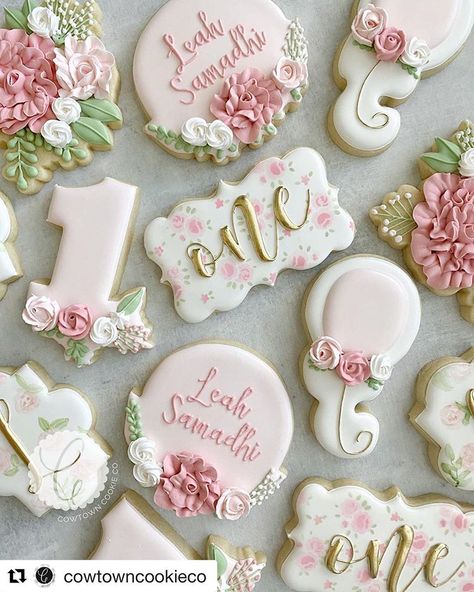 Cacey tacquard no Instagram: “Gorgeous, girly set from @cowtowncookieco using our OG floral cluster, floral #1, turner plaque, and floral circle plaque 💗…” Birthday Decorated Cookies, Cookies First Birthday, Little Miss Onederful, Floral Cookies, Miss Onederful, Cookie Birthday Party, First Birthday Cookies, Princess Cookies, Crazy Cookies