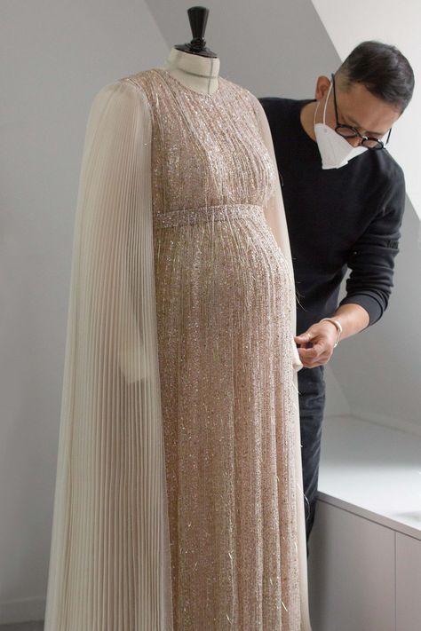 Jennifer Lawrence's first red-carpet maternity look was all about elegance Diy Maternity Gown, Maternity Evening Gowns, Gold Silk Dress, Elegant Maternity Dresses, Hanging Daybed, Maternity Fashion Dresses, Maternity Evening Dress, Gown Ideas, Dress Pesta