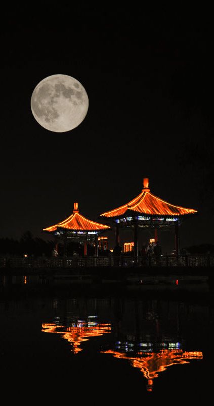 Full Moon During the Mid-Autumn Festival Changchun China, Chinese Mid Autumn Festival, Chinese Moon Festival, Autumn Moon Festival, Festival Paint, Double Exposure Photo, Mooncake Festival, Happy Mid Autumn Festival, Autumn Moon