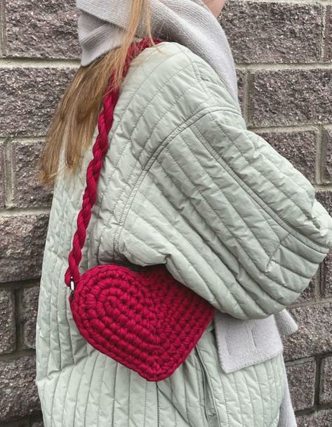 Crochet Bag Outfit Aesthetic, Knitted Bags Aesthetic, Knitting Aesthetic Ideas, Crochet Bag Inspiration, Crochet Aesthetic Ideas, Heart Bag Crochet, Crochet Bag Outfit, Heart Crochet Bag, Aesthetic Crochet Bag