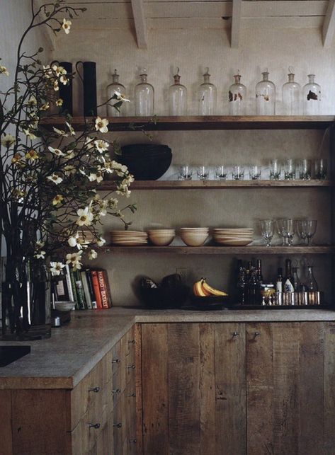 The New Victorian Ruralist: Wabi Sabi Kitchen... Apartemen Studio, Rustic Kitchen Lighting, Minimalist Dekor, Rustic Kitchen Design, Kitchen Farmhouse, Rustic Kitchen Decor, Rustic Cottage, Farmhouse Style Kitchen, Wooden Kitchen