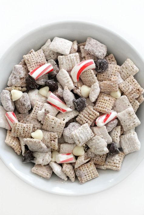 Peppermint Back Puppy Chow Christmas Fruit Snacks, Peppermint Bark Puppy Chow, Christmas Fruit Salad, Christmas Snacks Easy, Skillet Breakfast, Healthy Christmas Snacks, Slow Cooker Applesauce, Christmas Party Snacks, Gluten Free Coffee