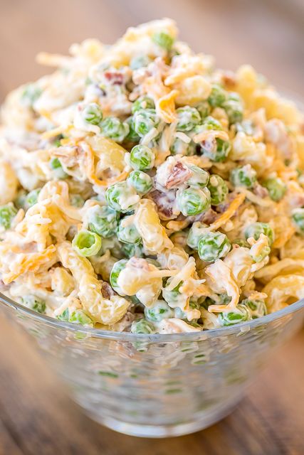 Cracked Out Pea Salad - Macaroni and green peas tossed in mayonnaise, cheddar, bacon and ranch. Seriously delicious!!! Great for potlucks or a side dish with a sandwiches. Great for all your spring and summer cookouts! Can make ahead and refrigerate until ready to serve. It has become our favorite pasta salad recipe!! #pastasalad #sidedish #bacon #ranch Cracked Out Pea Salad, Cracked Out, Pea Salad Recipes, Resep Pasta, Resep Salad, Salad Pasta, Pea Salad, Cold Salad, Macaroni Salad