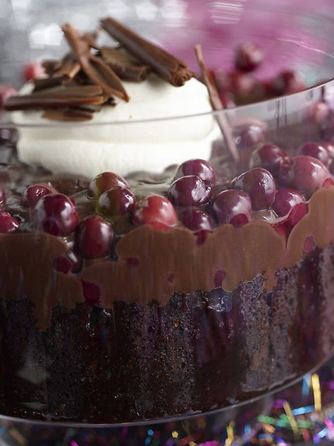 Chocolate Cherry Trifle Cherry Trifle Recipes, Chocolate Cherry Trifle, Cherry Trifle, Trifle Cake, Nigella Lawson Recipes, Dessert Parfait, Chocolate Trifle, Trifle Desserts, Trifle Recipe