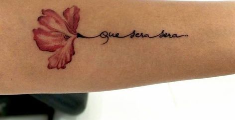 The Que Sera Sera Tattoo: Find Out What This Tattoo Means - TattoosWin Sera Sera Tattoo, Que Sera Sera Tattoo, Spanish Quotes Tattoos, Spanish Tattoos, Forearm Tattoo Quotes, Common Tattoos, Beautiful Flower Tattoos, Most Popular Tattoos, Tattoo Font