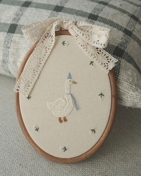 A lovely Vintage Decor | Hand-embroidered Goose with cotton bow Add a touch of charm to your home or your kid's room with this delightful hand-embroidered goose! Carefully stitched with love and attention to detail, this whimsical piece features a graceful goose adorned with a soft cotton bow.  Whether you want to brighten up your living room, nursery, or a cozy corner, this hand-embroidered goose is the perfect addition to any space. Its gentle, rustic appeal brings warmth and a sense of nostal Diy Wall Art Nursery, Hand Embroidery Home Decor, Oval Hoop Embroidery, Embroidery House Decor, Embroidery In Frame Wall Art, Old Embroidery Designs, How To Embroider Bows, Vintage Halloween Embroidery Patterns, Hand Embroidery Wall Art