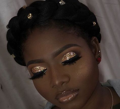 Make Up Gold, Maquillage On Fleek, Gold Makeup Looks, Cute Eyeshadow Looks, Prom Makeup Looks, Birthday Makeup, Gold Eyeshadow, Gold Makeup, Dark Skin Makeup