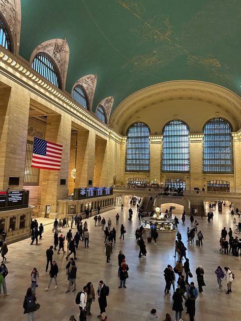 NYC grand central Nyc Pics, Train Station Architecture, Moving Backgrounds, Nyc Fall, New York Travel Guide, Grand Central Terminal, Grand Central Station, Nyc Aesthetic, Nyc Life