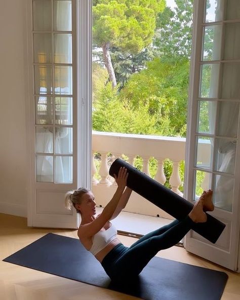 Laura Gill on Instagram: "Advanced Foam Roller 6 foam roller exercises inspired by the beautiful @korinnolanpilates They are 🔥🔥🔥!!! Grab a foam roller and give them a try today. This series incorporates a little of everything. They also challenge balance and stability. Find more prop classes on the Fitness Skinny. More classes coming on my YouTube channel soon. Wearing @alo #athomeworkouts #pilates #foamroller #matwork #matpilates #dynamicpilates #core #pilatesmat #pilatesinstructor #p Pilates Foam Roller Exercises, Foam Roller Core Exercises, Back Foam Roller Exercises, Roller Foam Exercise, Pilates Foam Roller, Roller Exercises, Pilates Matwork, Roller Workout, Mat Pilates Workout