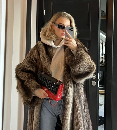 Brown Fur Coat Outfit, Fur Coat Street Style, Fur Coat Outfits, Mob Wife Aesthetic, Brown Fur Coat, Fur Outfit, Fur Coat Outfit, Wife Aesthetic, Long Fur Coat