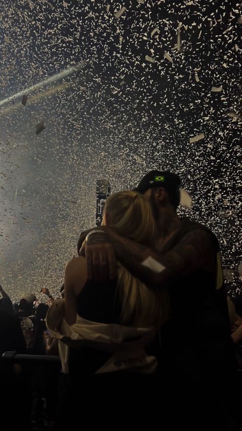 Couple In Concert, Couple Party Aesthetic, Concert With Boyfriend, Rave Couple, Relationship Vision Board, Aesthetic Festival, Aesthetic Relationship, Coldplay Concert, Festival Aesthetic