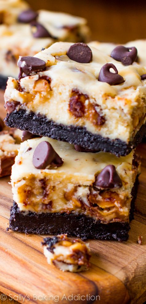 So good. Thick and creamy Snickers Cheesecake Bars recipe! Snickers Torte, Cheesecake Bar, Cheese Bars, Sallys Baking, Snickers Cheesecake, The Cheesecake Factory, Cheesecake Bar Recipes, Sally's Baking, Cheesecake Cupcakes