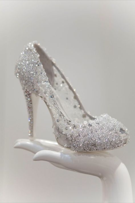 Cinderella Bride, Wedding Shoes Sandals, Wedding Shoes Vintage, Beautiful Wedding Shoes, Cinderella Slipper, Dresses Graduation, Prom Heels, Wedding Shoes Heels, Latest Shoe Trends