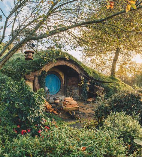 This place is magic, no doubt about that 😍 I never been there but I would love to plan a trip to this epic spot... if you, like me, never explore this place, swipe left and check @shaun_jeffers’s... Casa Do Hobbit, Casa Hobbit, Hobbit Hole, Hobbit House, The Shire, Cottage Core Aesthetic, Cute House, Arte Fantasy, Fairy Houses